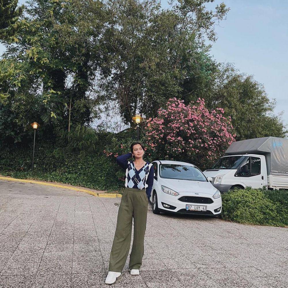 Ide outfit pakai sneakers ala Dea Annisa (instagram.com/deaannisa)