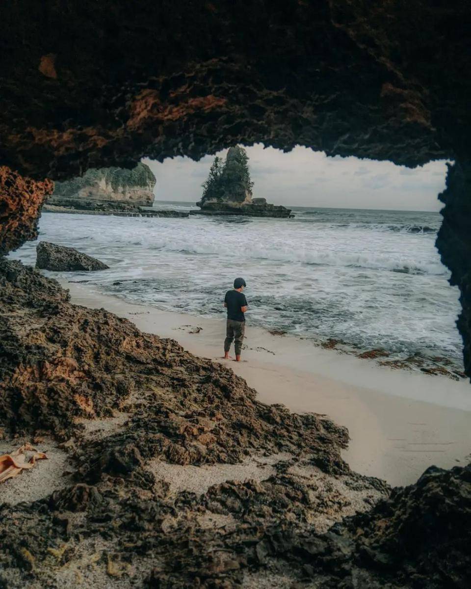 Pantai Karang Gantungan (instagram.com/farhanvrediansyah_)