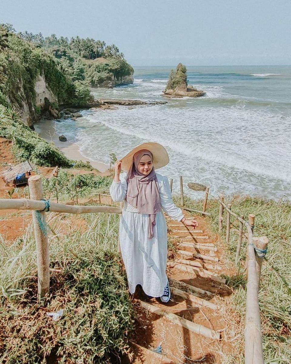 Pantai Karang Gantungan (instagram.com/reynaldioktfn)