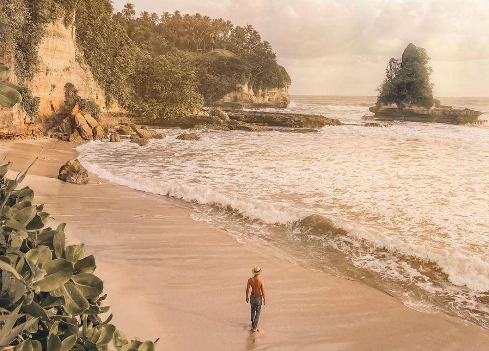 Pantai Karang Gantungan (instagram.com/fauzanfm)