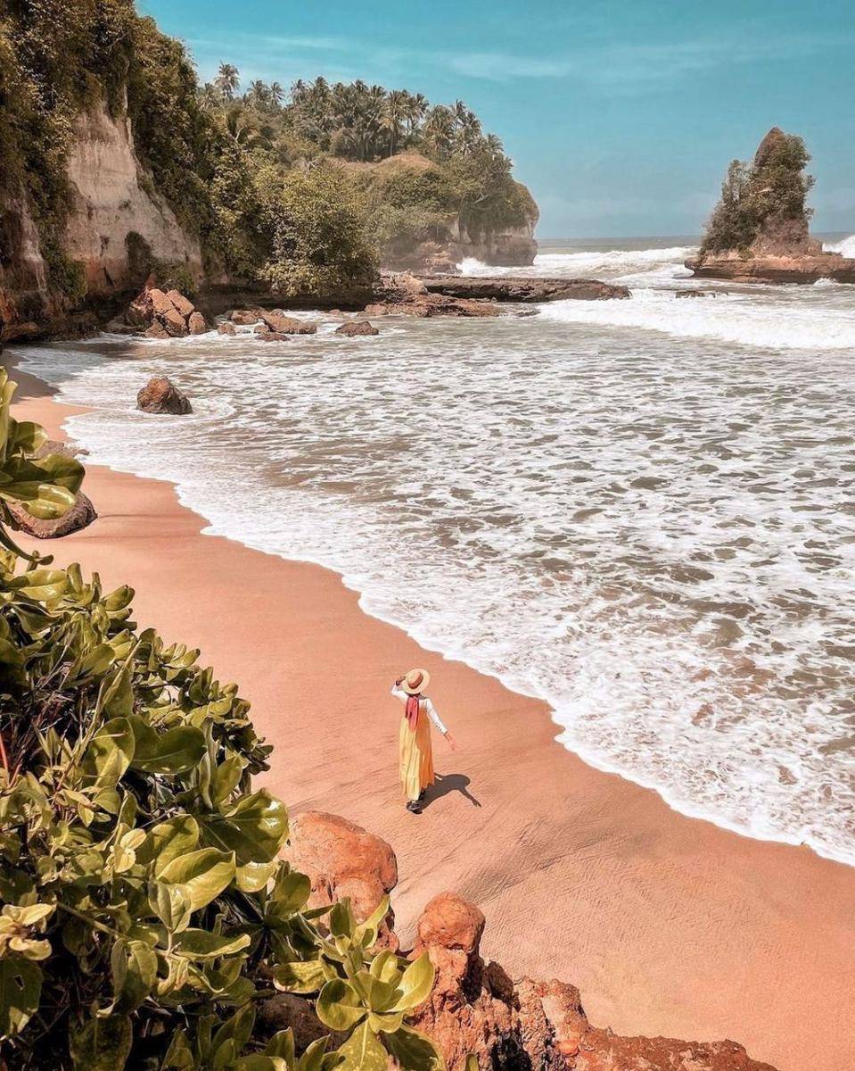 Pantai Karang Gantungan (instagram.com/chitraachiet)