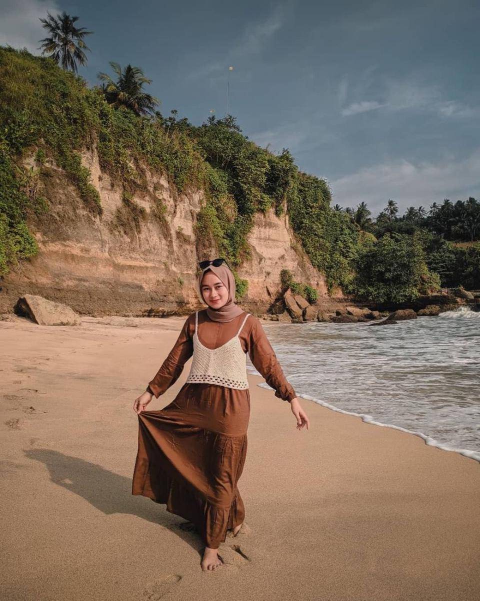 Pantai Karang Gantungan (instagram.com/hrtshruyita)