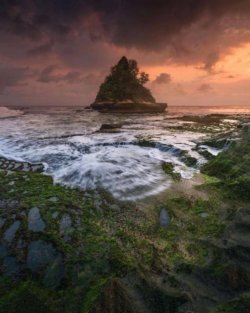Pantai Karang Gantungan (instagram.com/jeanywang_nature)