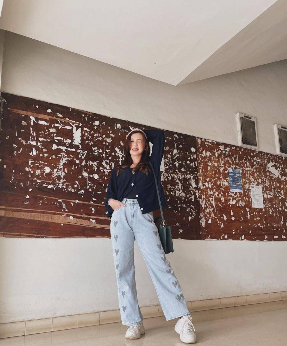Ide outfit pakai sneakers ala Dea Annisa (instagram.com/deaannisa)