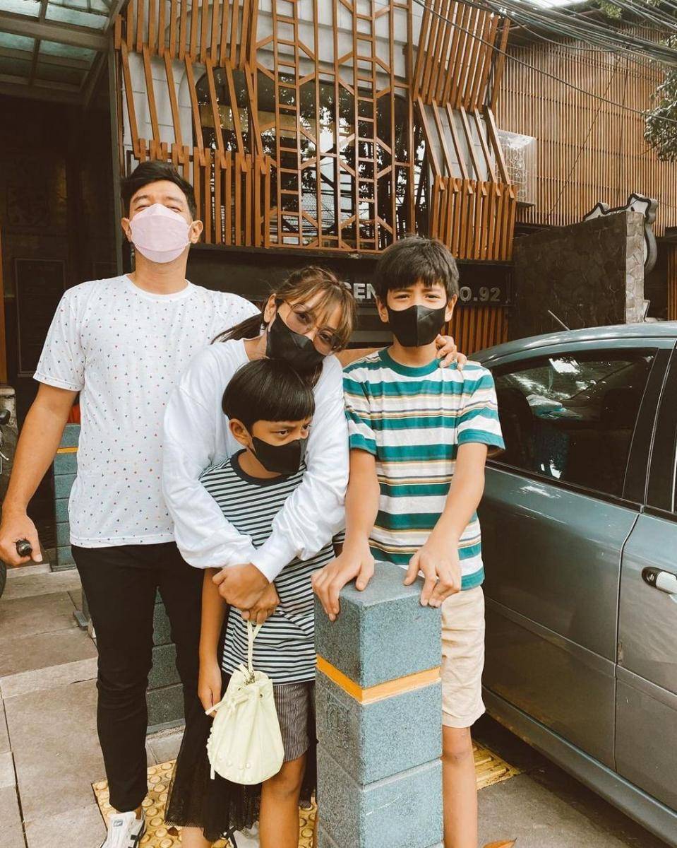 Hesti Purwadinata dan anak-anak (instagram.com/hestipurwadinata)