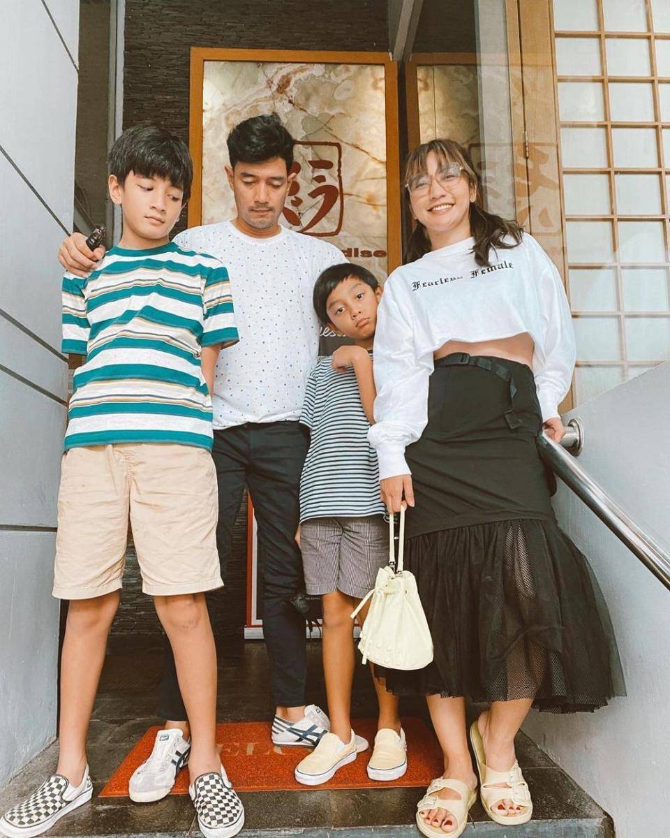 Hesti Purwadinata dan anak-anak (instagram.com/hestipurwadinata)