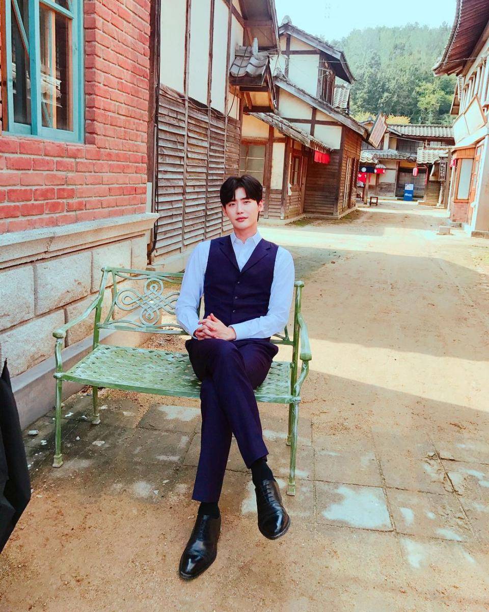 Lee Jong Suk (instagram.com/jongsuk0206)