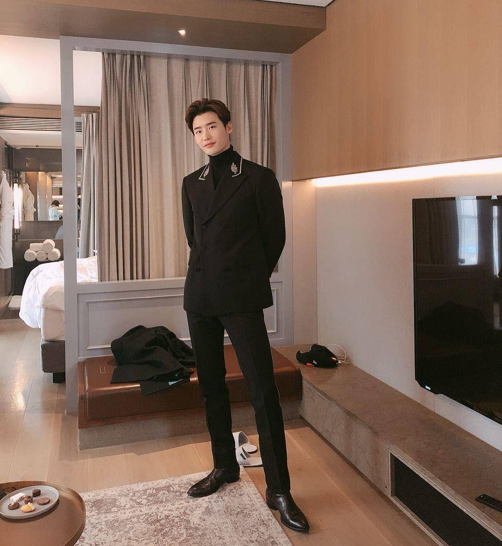 Lee Jong Suk (instagram.com/jongsuk0206)