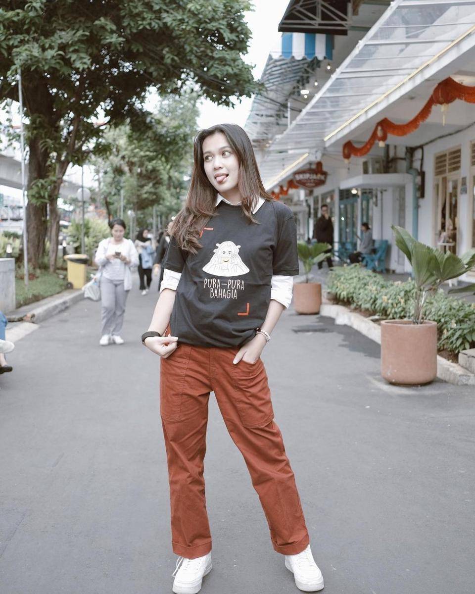 Ide outfit pakai sneakers ala Dea Annisa (instagram.com/deaannisa)