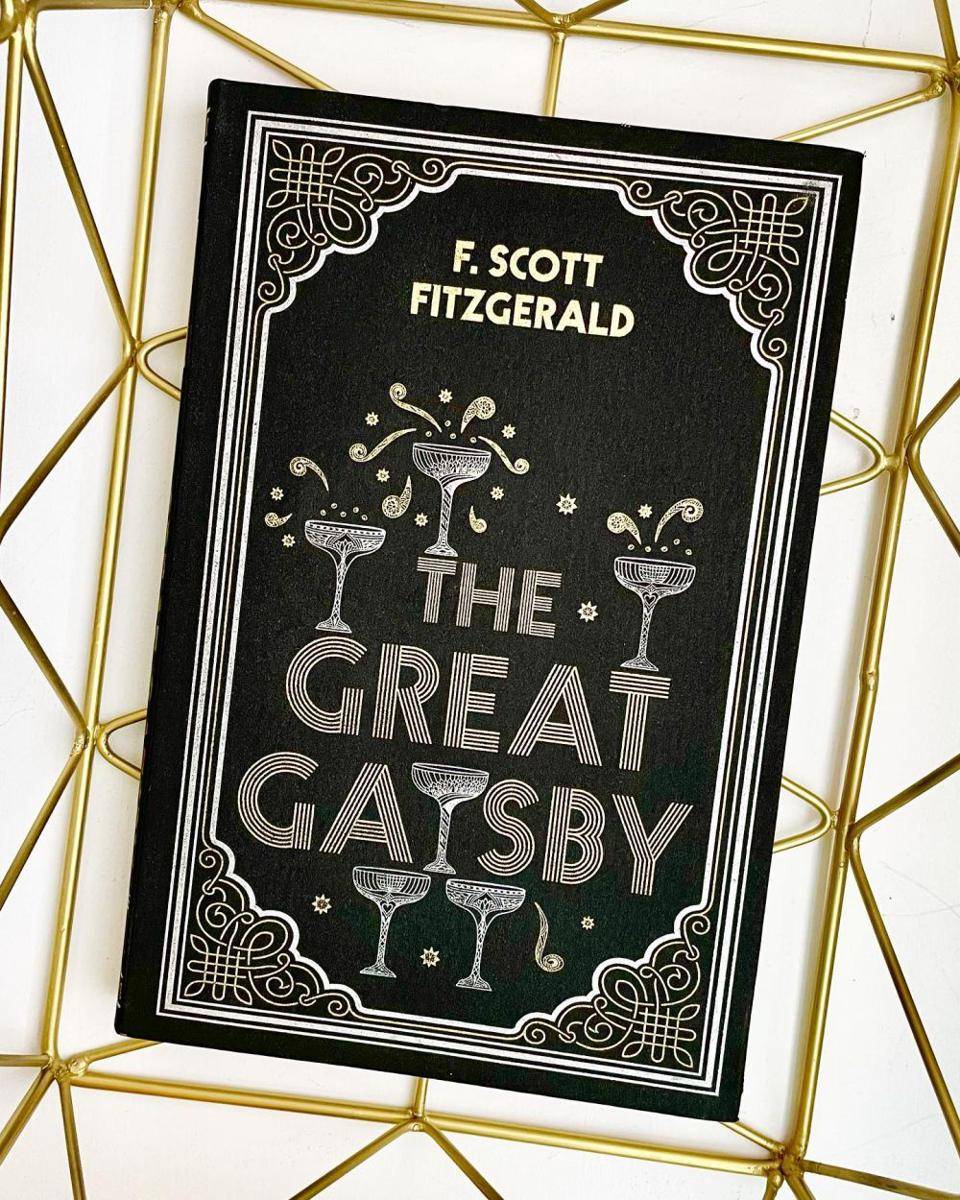buku The Great Gatsby karya F. Scott Fitzgerald (instagram.com/a.book.well.spent)