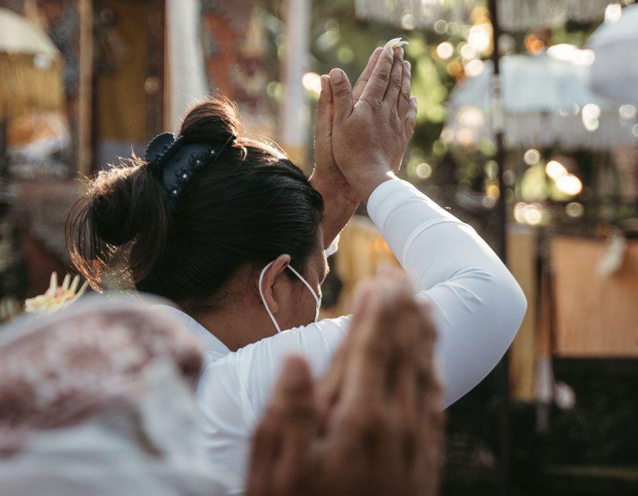 Ilustrasi orang berdoa/sembahyang di pura. (unsplash.com/Polina Kuzovkova)