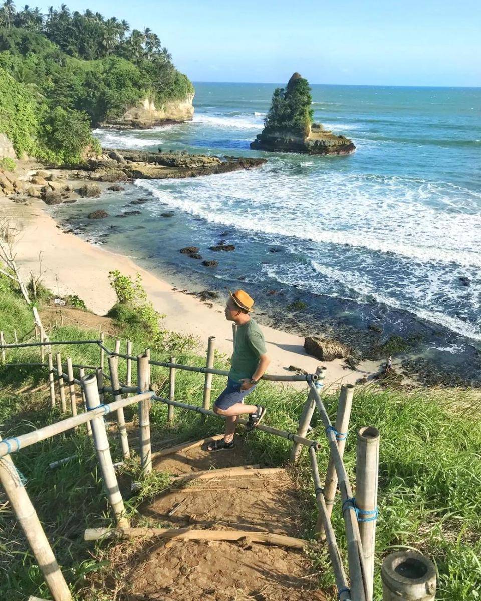 Pantai Karang Gantungan (instagram.com/hadjukemal)