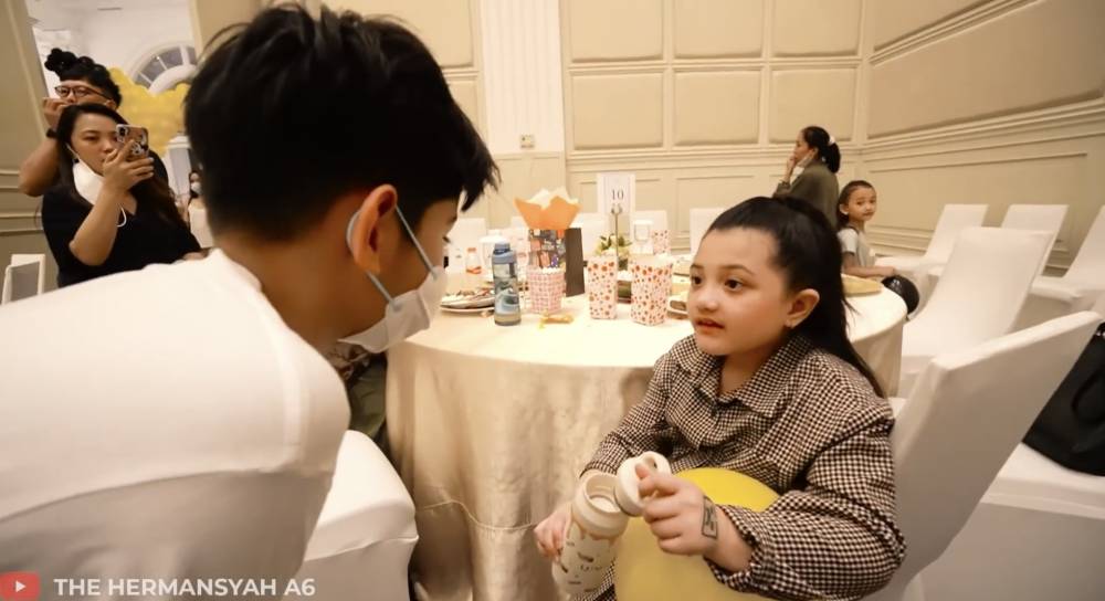 Potret kebersamaan Queen Arsyi dan King Faaz (Dok. Youtube/The Hermansyah A6)