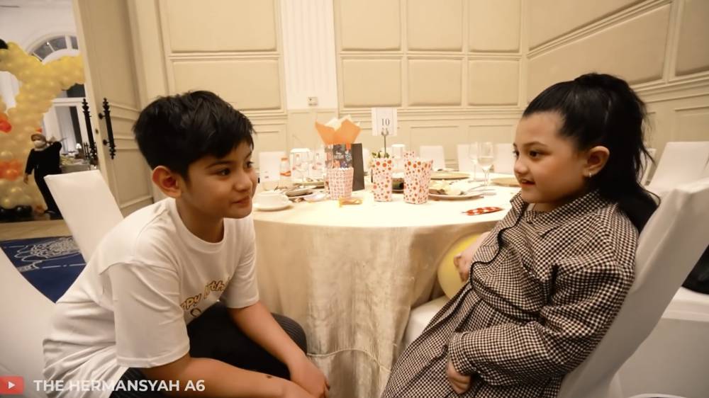 Potret kebersamaan Queen Arsyi dan King Faaz (Dok. Youtube/The Hermansyah A6)