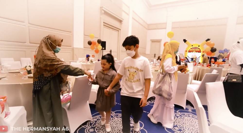 Potret kebersamaan Queen Arsyi dan King Faaz (Dok. Youtube/The Hermansyah A6)