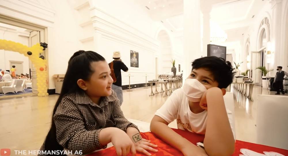 Potret kebersamaan Queen Arsyi dan King Faaz (Dok. Youtube/The Hermansyah A6)