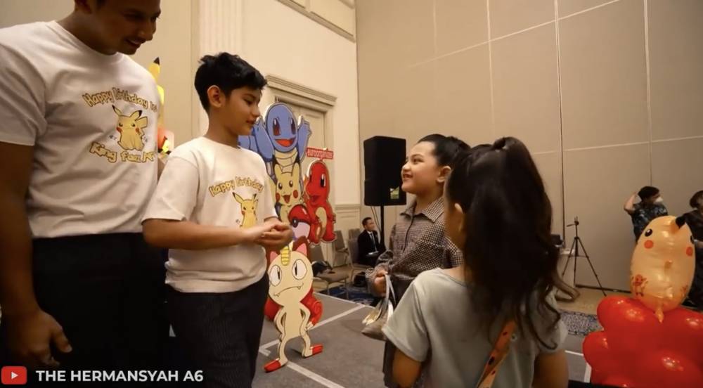 Potret kebersamaan Queen Arsyi dan King Faaz (Dok. Youtube/The Hermansyah A6)