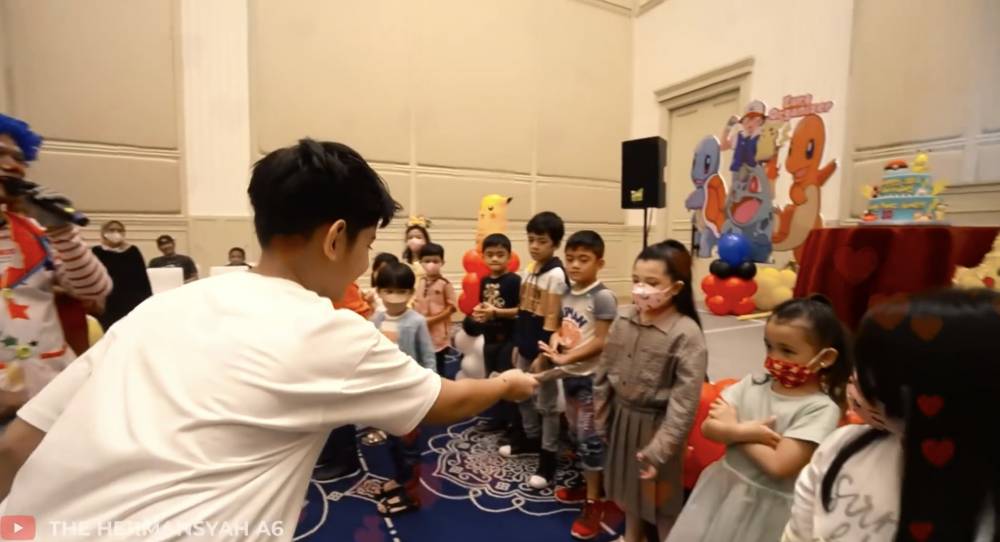 Potret kebersamaan Queen Arsyi dan King Faaz (Dok. Youtube/The Hermansyah A6)