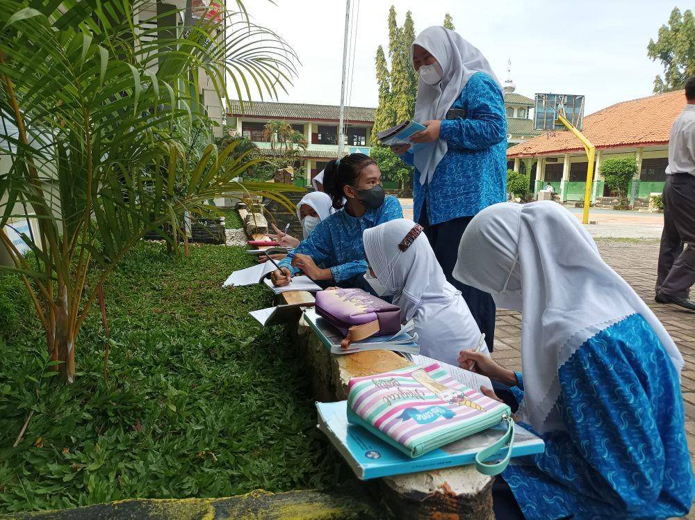 Sekolah di Kota Bekasi Terapkan PTM 100 persen. (IDN Times/Imam Faishal)