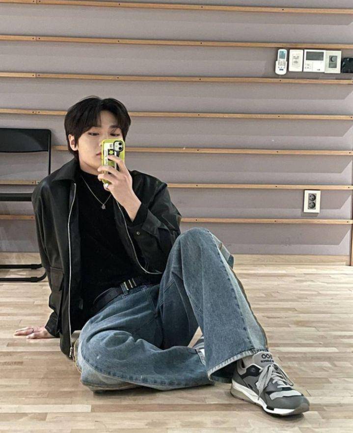 Referensi mix and match outerwear ala I.N Stray Kids (instagram.com/realstraykids)