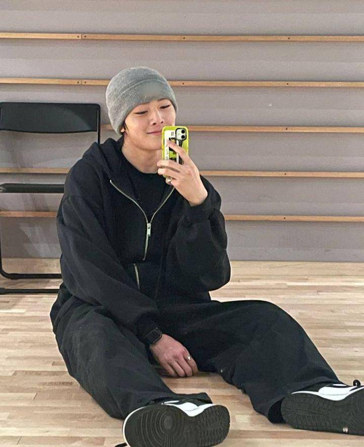 Referensi mix and match outerwear ala I.N Stray Kids (instagram.com/realstraykids)