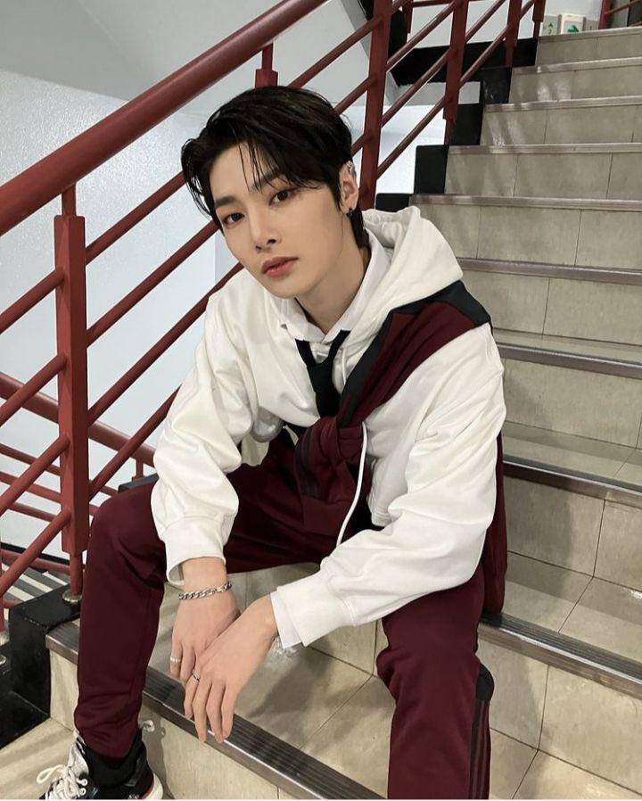 Referensi mix and match outerwear ala I.N Stray Kids (instagram.com/realstraykids)
