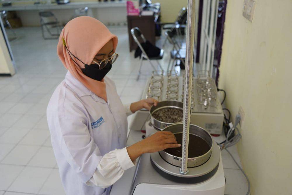 Bupati Kediri Hanindhito Himawan Pramana membangun laboratorium tanah untuk mengukur kesuburan tanah di Kabupaten Kediri. (Dok. Humas Pemkab Kediri)