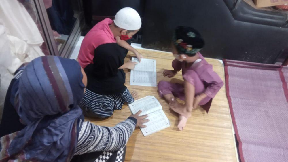 Jalan Sunyi Transpuan Semarang Ajari Anak-anak Khataman Quran
