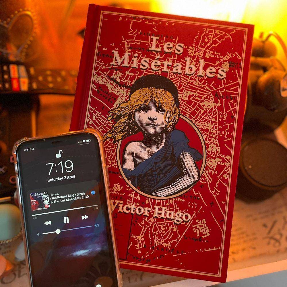 buku Les Miserables karyaVictor Hugo (instagram.com/lemursandapples)