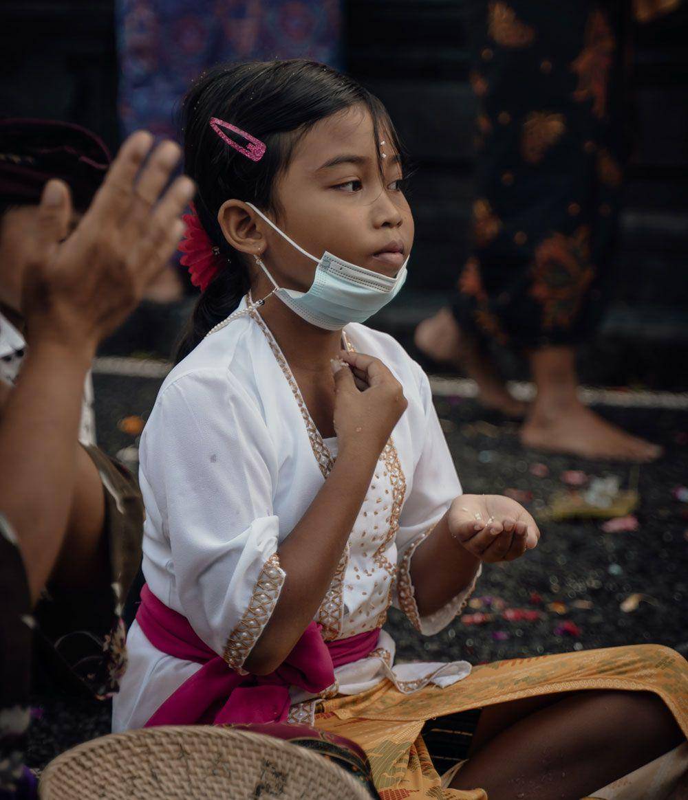 Ilustrasi anak yang sedang sembahyang. (unsplash.com/ Polina Kuzovkova)