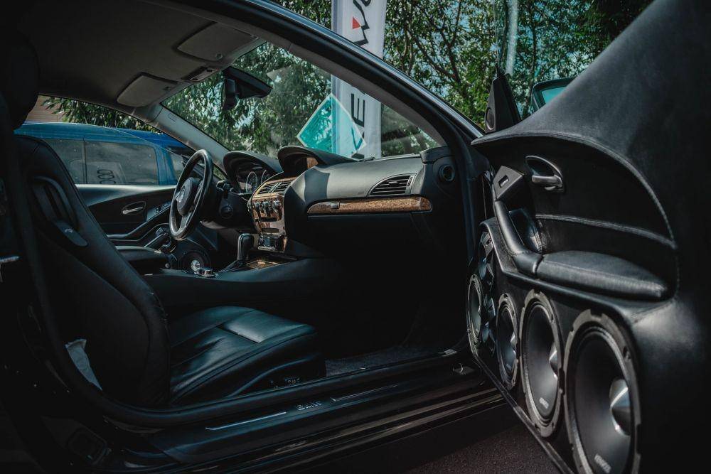 Ilustrasi Subwoofer pada Pintu Mobil (unsplash.com/Nazar Sharafutdinov)