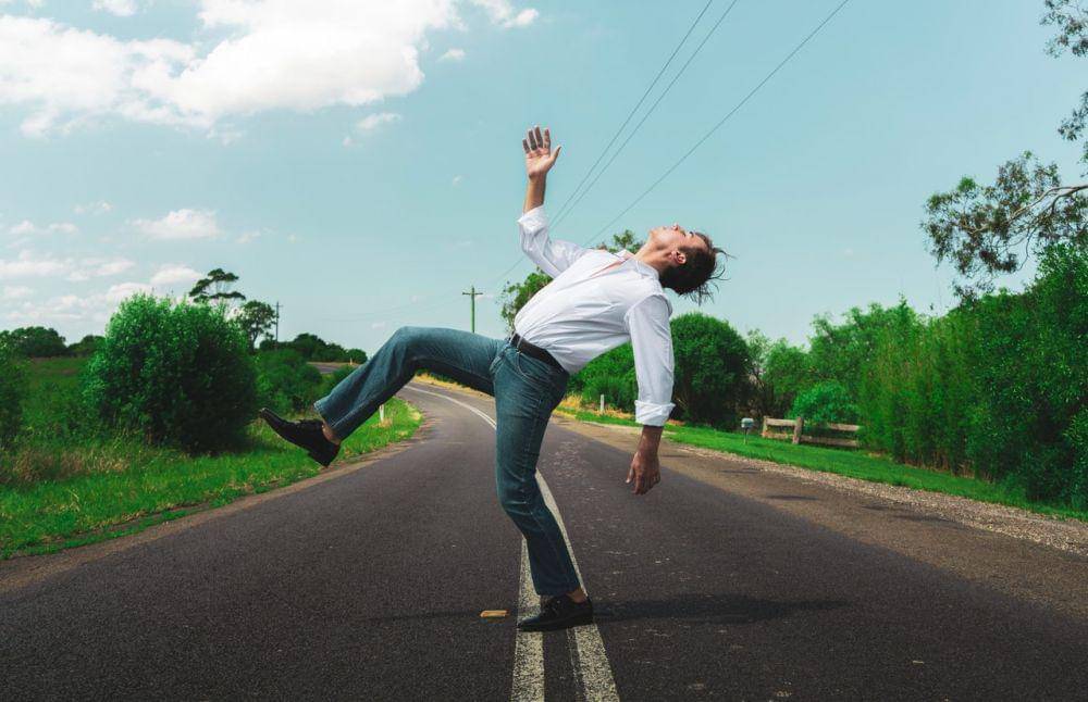 ilustrasi pria di tengah jalan (pexels.com/Dana Cetojevic)