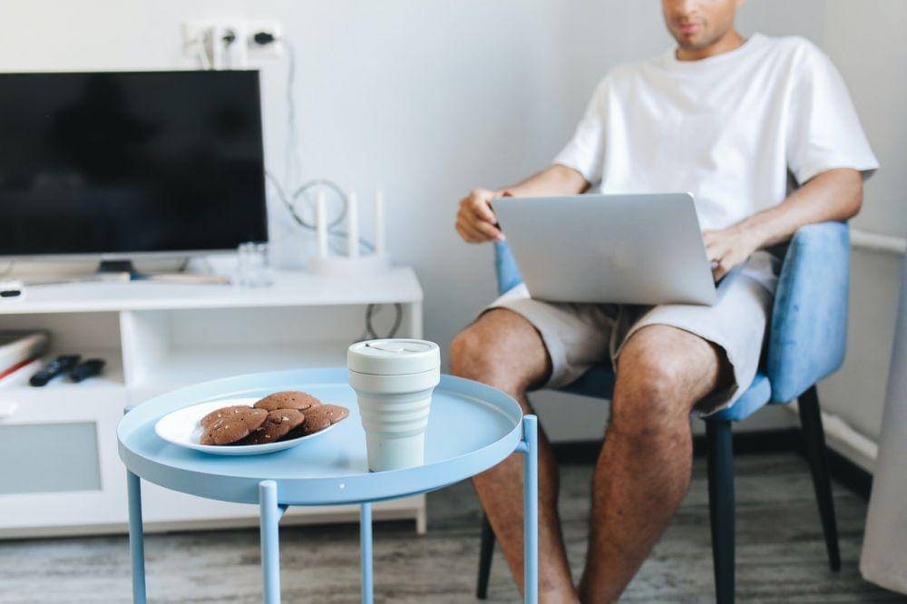 ilustrasi pria bekerja di rumah (pexels.com/Polina Tankilevitch)