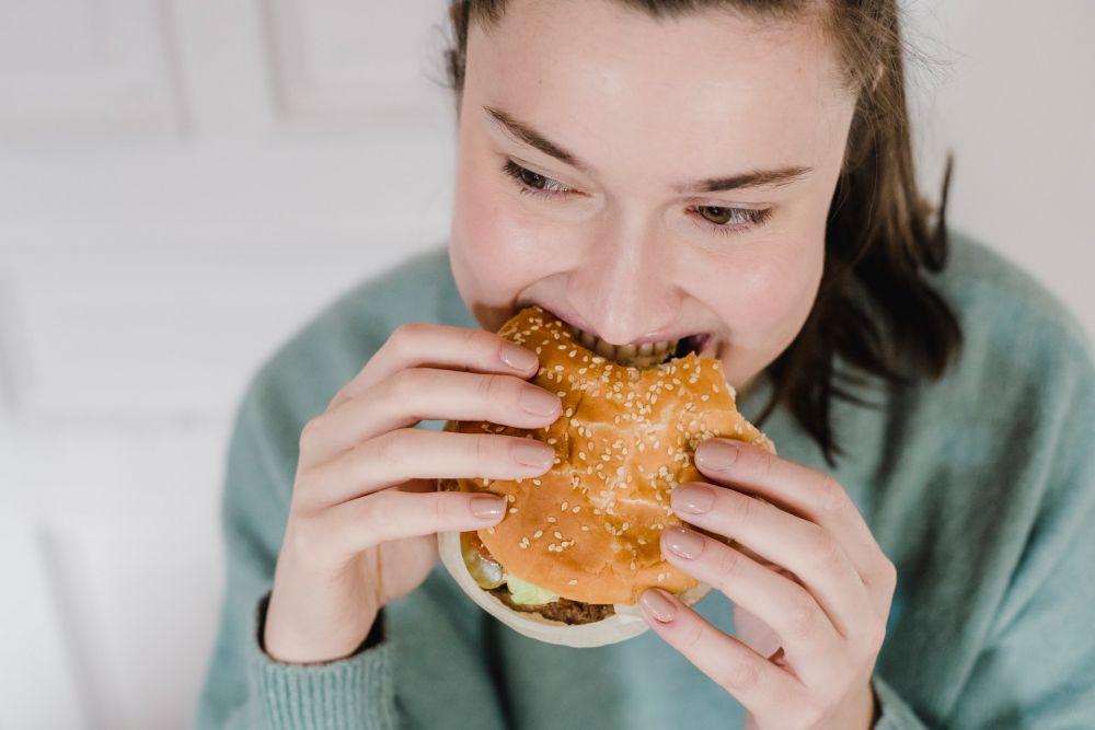 Banyak Makan Tapi Gak Gemuk? Waspada Gangguan 'Bingo Eating Disorder'