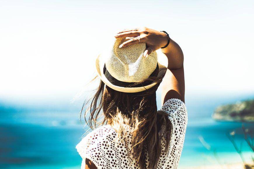 ilustrasi perempuan memakai topi (Unsplash.com/Jason Blackeye)