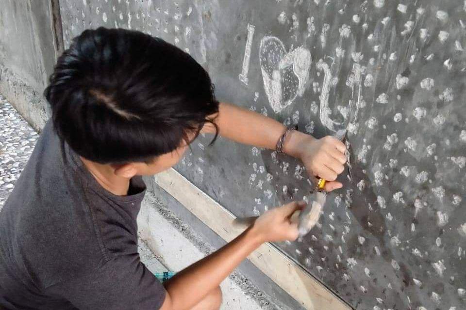 10 Potret Kocak Tukang Bangunan saat Kurang Fokus, Ngawur Abis!