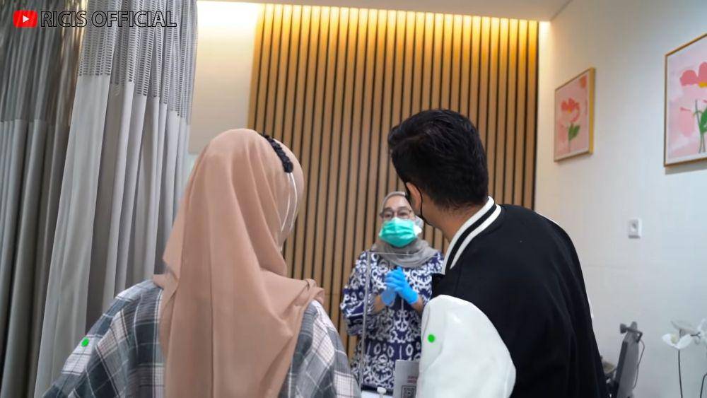 Teuku Ryan dan Ria Ricis cek kehamilan ke dokter kandungan. (dok.youtube.com/RicisOfficial)