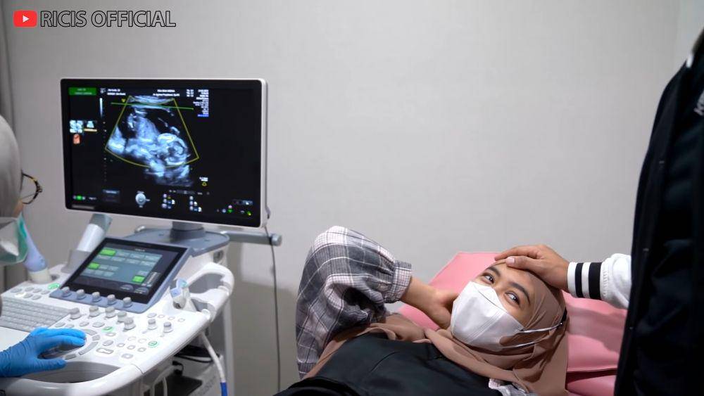 Teuku Ryan dan Ria Ricis cek kehamilan ke dokter kandungan. (dok.youtube.com/RicisOfficial)