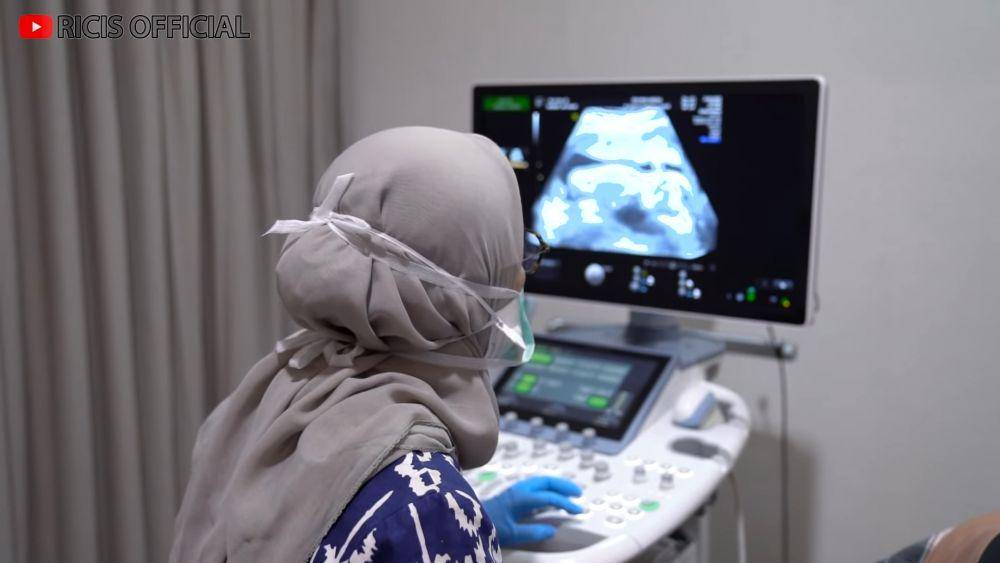 Teuku Ryan dan Ria Ricis cek kehamilan ke dokter kandungan. (dok.youtube.com/RicisOfficial)