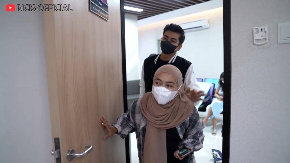 Teuku Ryan dan Ria Ricis cek kehamilan ke dokter kandungan. (dok.youtube.com/RicisOfficial)