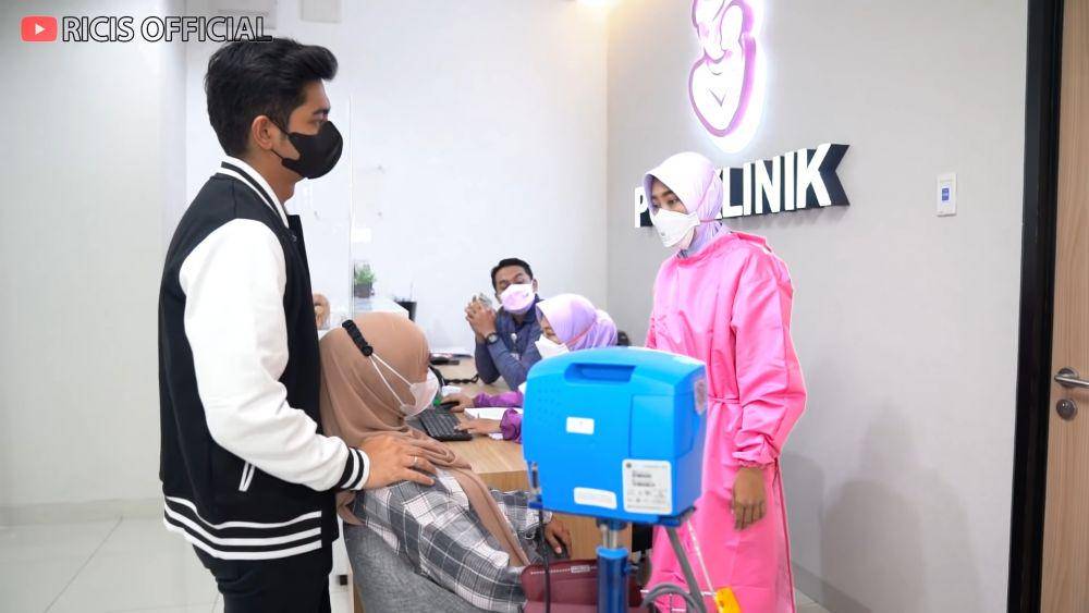 Teuku Ryan dan Ria Ricis cek kehamilan ke dokter kandungan. (dok.youtube.com/RicisOfficial)