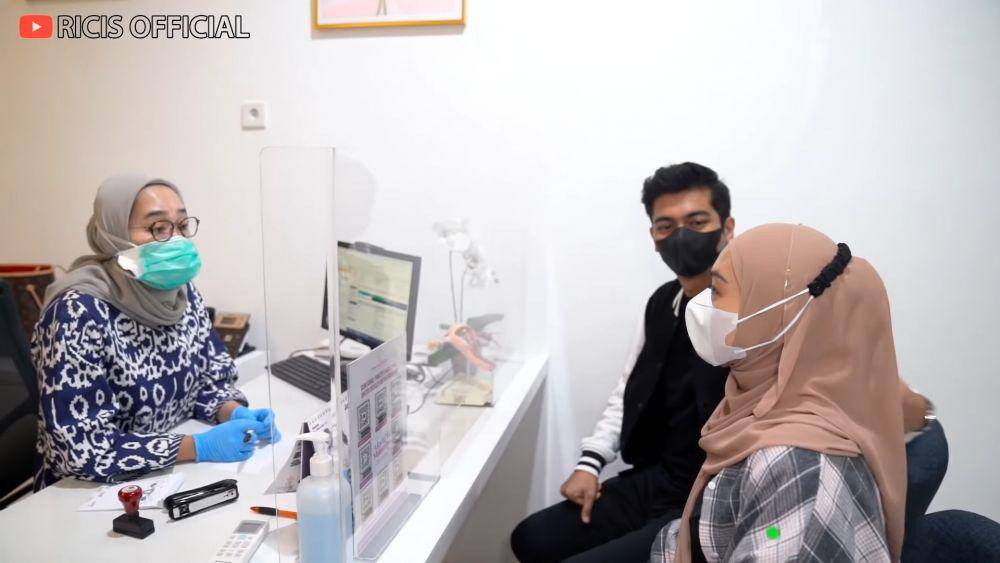 Teuku Ryan dan Ria Ricis cek kehamilan ke dokter kandungan. (dok.youtube.com/RicisOfficial)