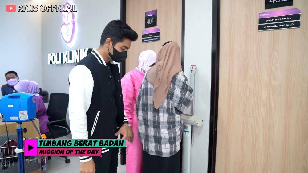 Teuku Ryan dan Ria Ricis cek kehamilan ke dokter kandungan. (dok.youtube.com/RicisOfficial)