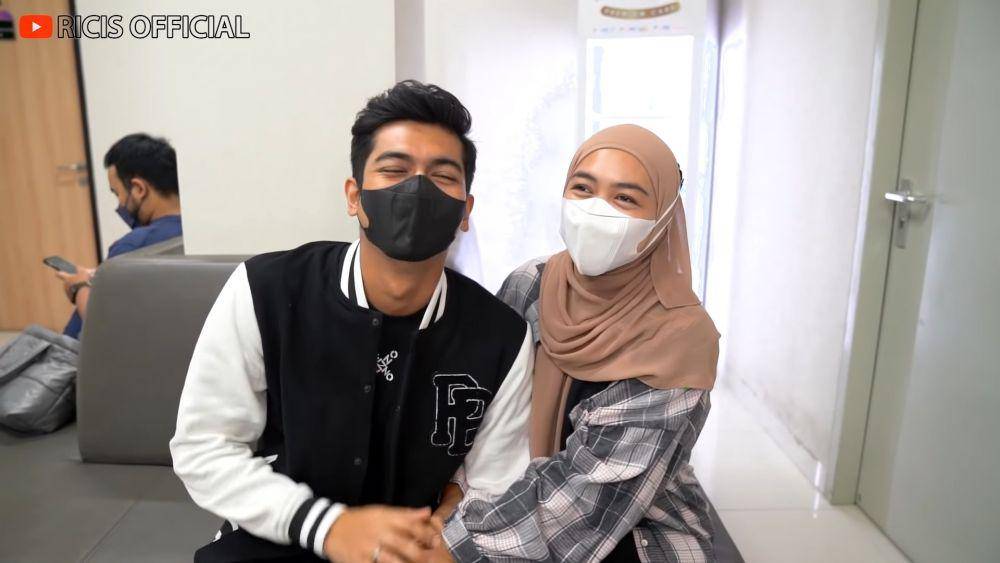 Teuku Ryan dan Ria Ricis cek kehamilan ke dokter kandungan. (dok.youtube.com/RicisOfficial)