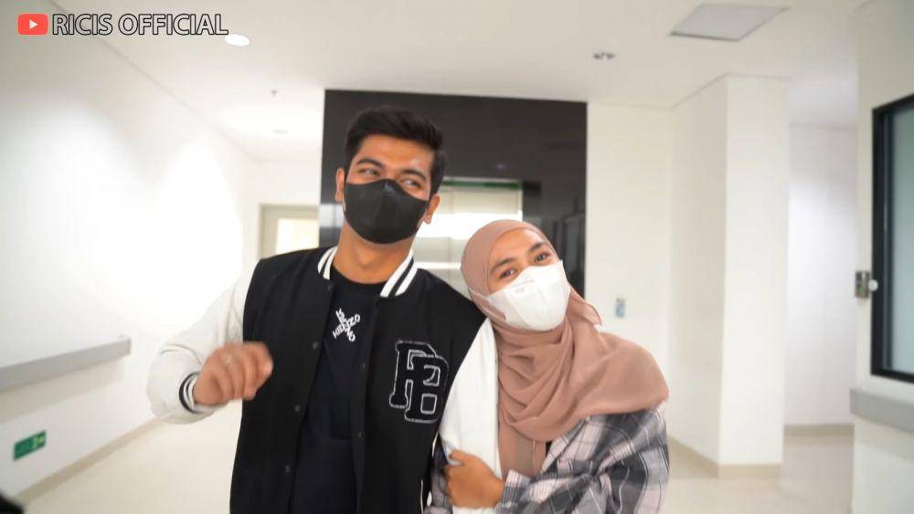 Teuku Ryan dan Ria Ricis cek kehamilan ke dokter kandungan. (dok.youtube.com/RicisOfficial)