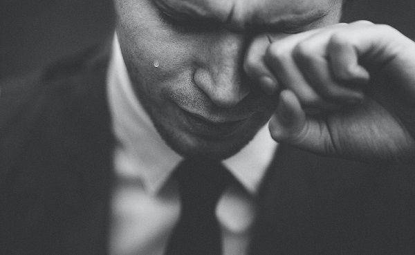 ilustrasi prolonged grief disorder (unsplash.com/Tom Pumford)
