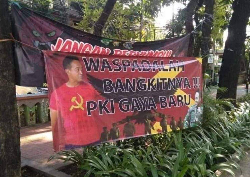 Spanduk Panglima TNI Jenderal Andika Perkasa yang terpasang di area Menteng, Jakarta Pusat dan merujuk Andika sebagai Panglima PKI (www.twitter.com/@eddysantri)