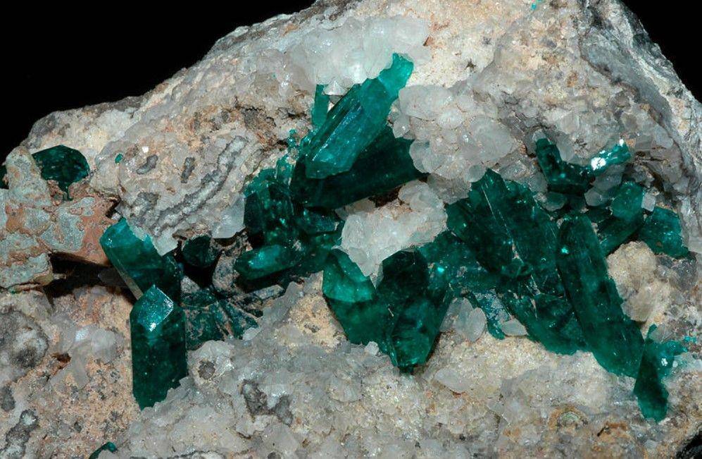 ilustrasi dioptase (commons.wikimedia.org/Géry Parent)