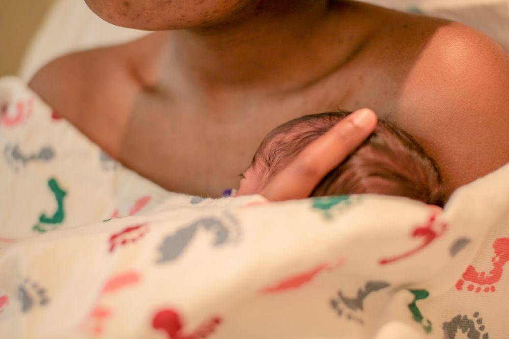 ilustrasi ibu dan bayi (unsplash.com/Solen Feyissa)