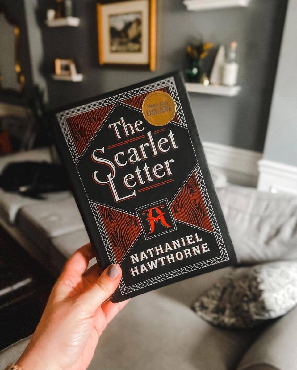 buku The Scarlet Letter karya Nathaniel Hawthorne (instagram.com/thatswhatnatread)